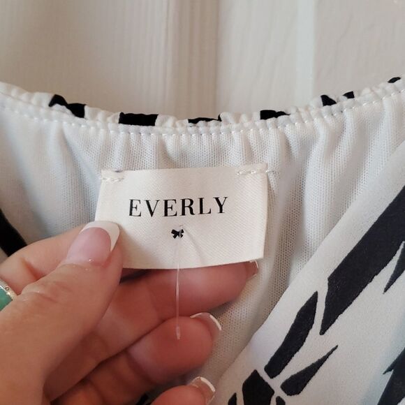 Everly Floral Leaf Palm Print Black and White Striped Surplice Shorts Romper Med - Picture 4 of 12